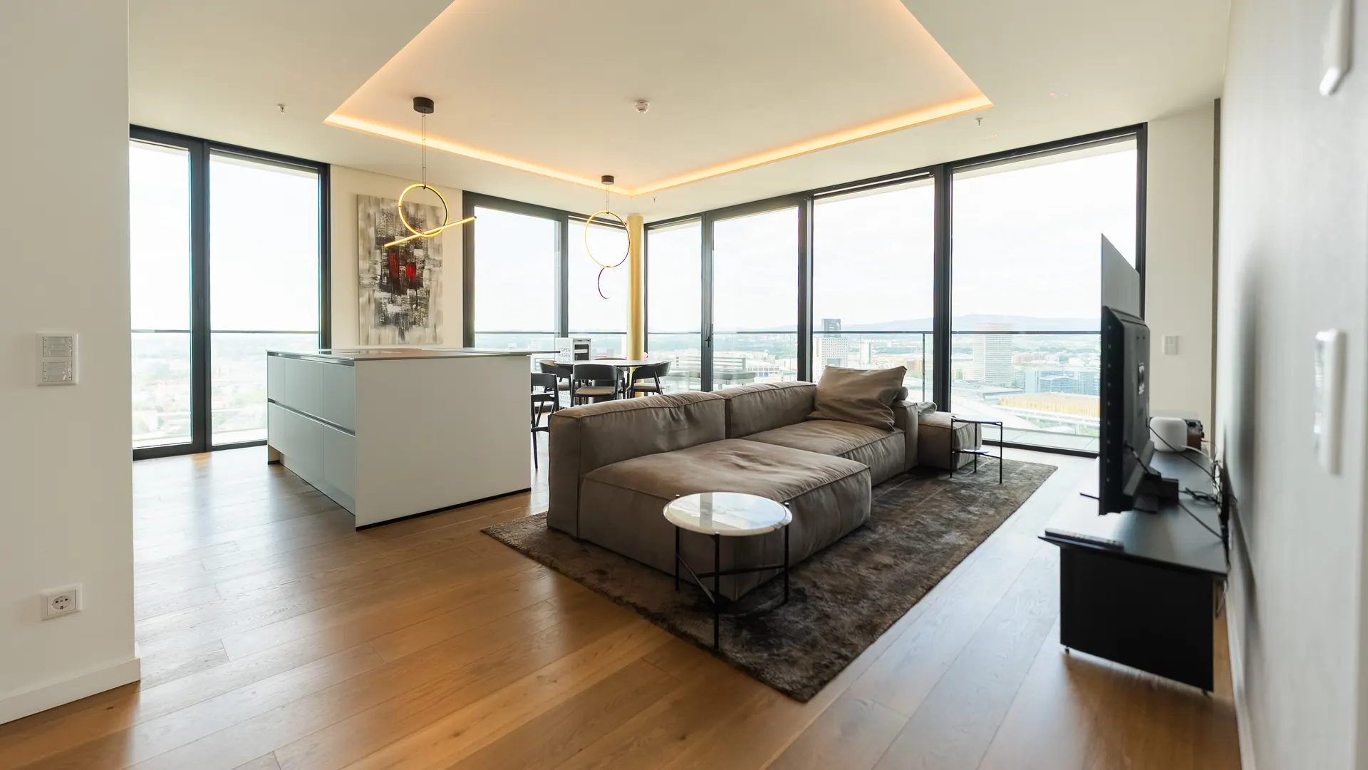 EDEN Tower'da yere kadar uzanan pencereli, Frankfurt manzaralı, bol ışık alan oturma alanı