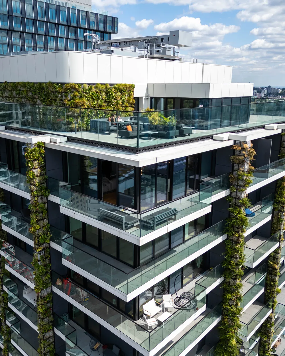 Frankfurt silüeti önünde yeşil cepheli EDEN Tower'ın drone çekimi