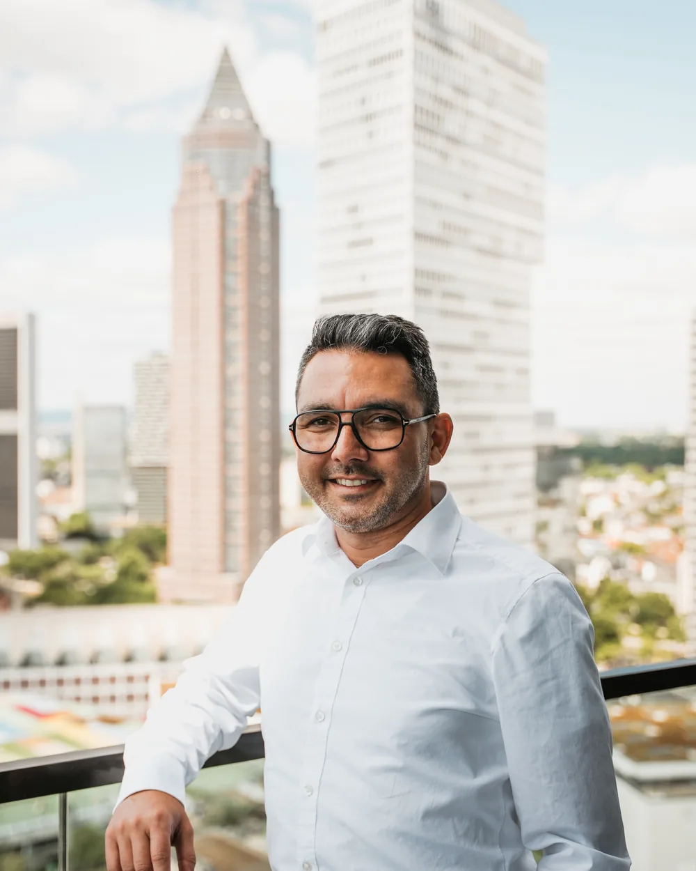 Batu Karaoğuz in front of the Frankfurt skyline