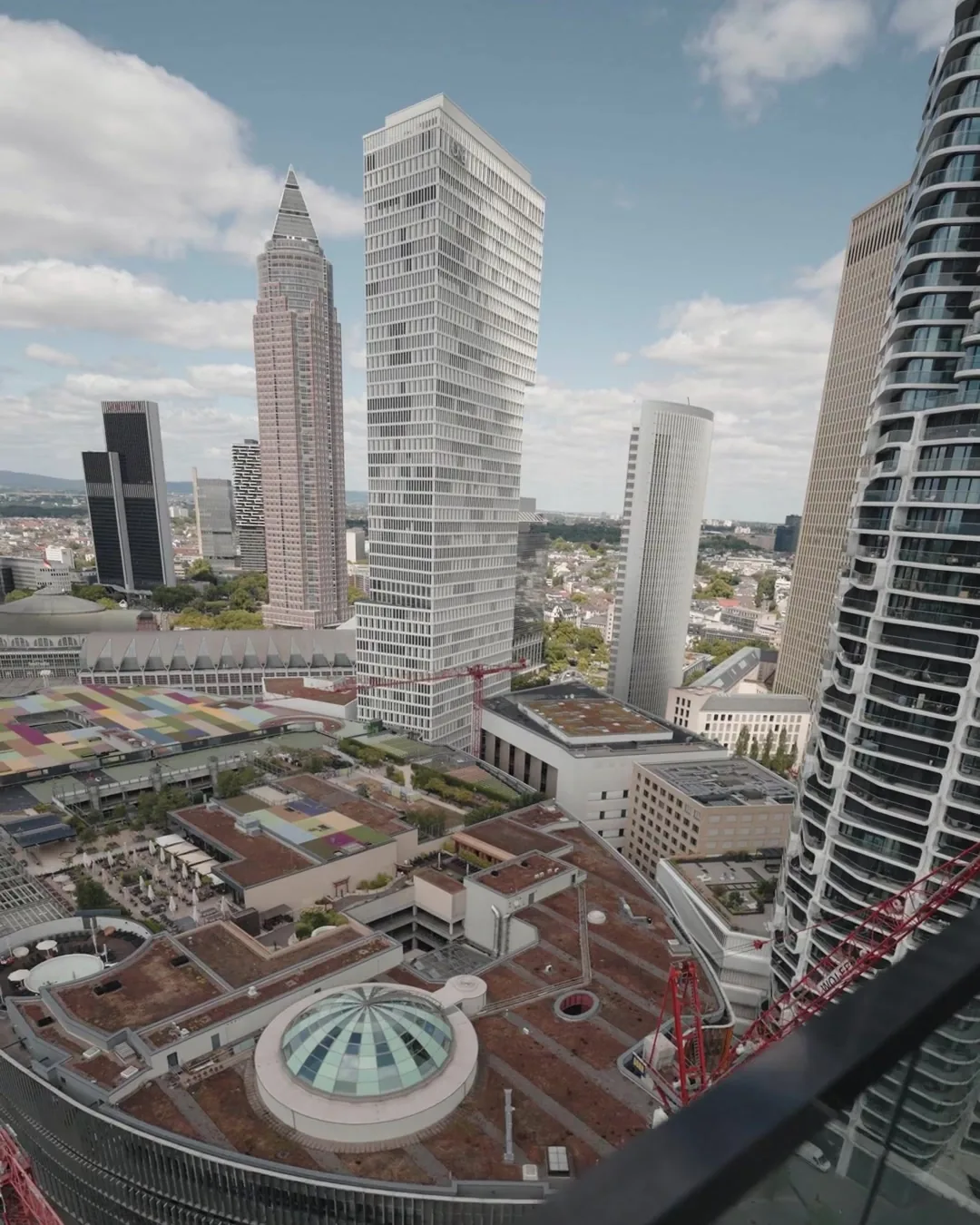 Balkondan Messeturm ve Frankfurt silüeti manzarası