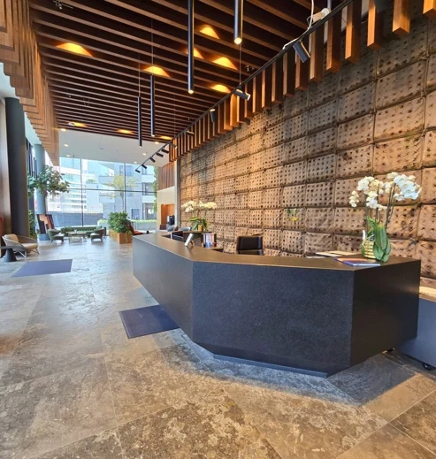 EDEN Tower'ın concierge resepsiyonlu lobisi