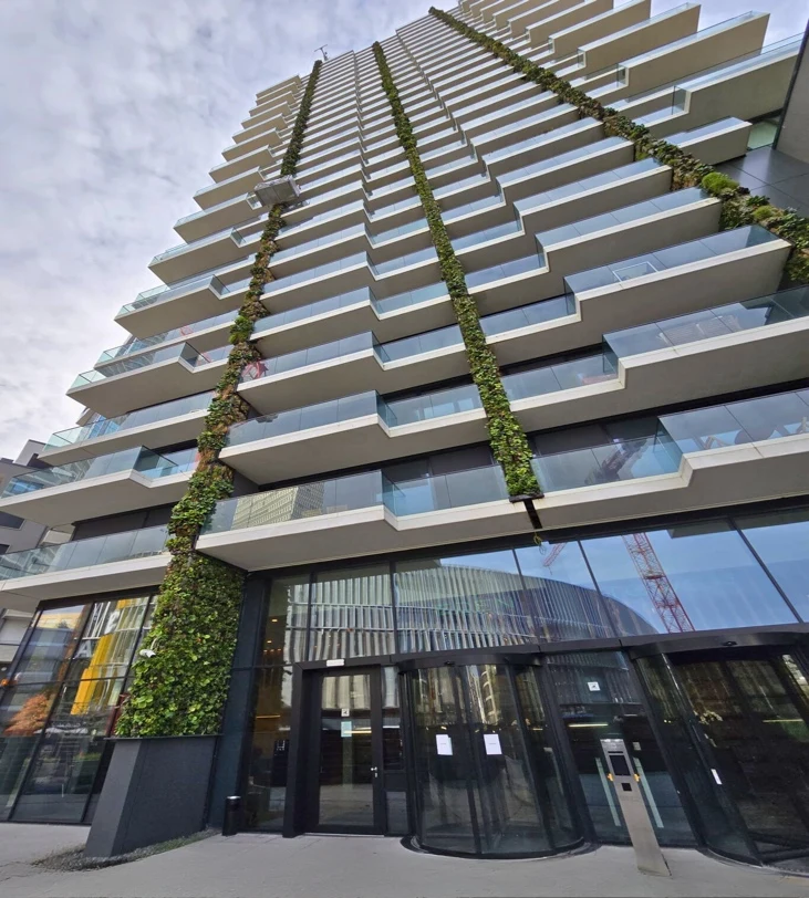 EDEN Tower'ın girişi ve yeşil cephesi